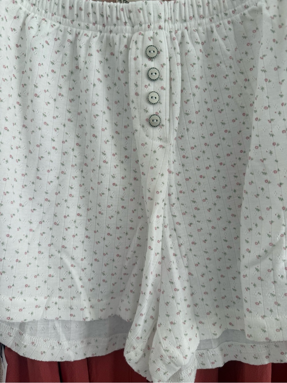 140 .  NWOT POL White Floral Knit Button-Front Shorts